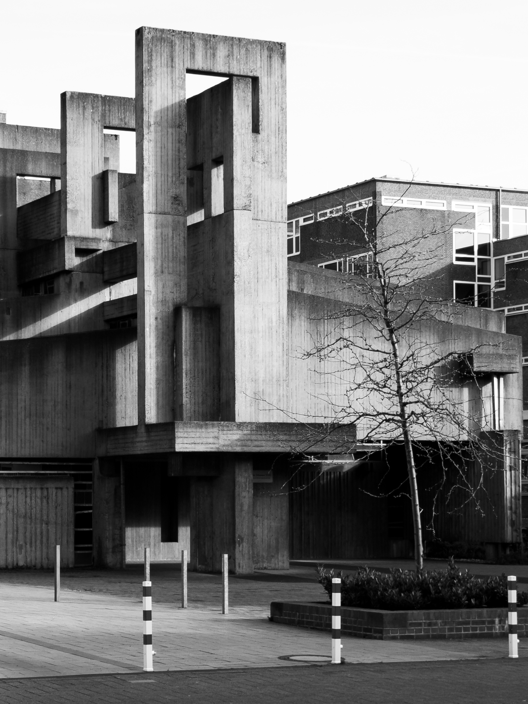 Kirche St. Johannes XXIII Köln — full exterior view of concrete tower element and cantilevered structure