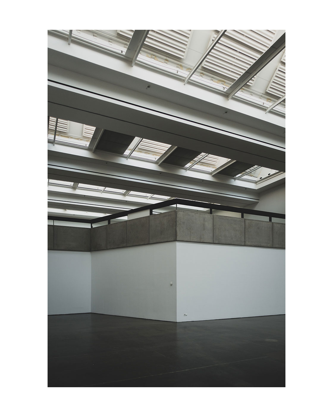 Nur der Beton — Kunsthalle Düsseldorf, 2026
Three weeks. No exhibition, no intervention. Just the building.
#nurderBeton #kunsthalleduesseldorf #brutalism #brutalismus #brutalistarchitecture #betonbrut #concrete #architecture #düsseldorf #grabeplatz #contemporaryart #artspace #emptygallery #architecturephotography #bartvankersavond #kersavond