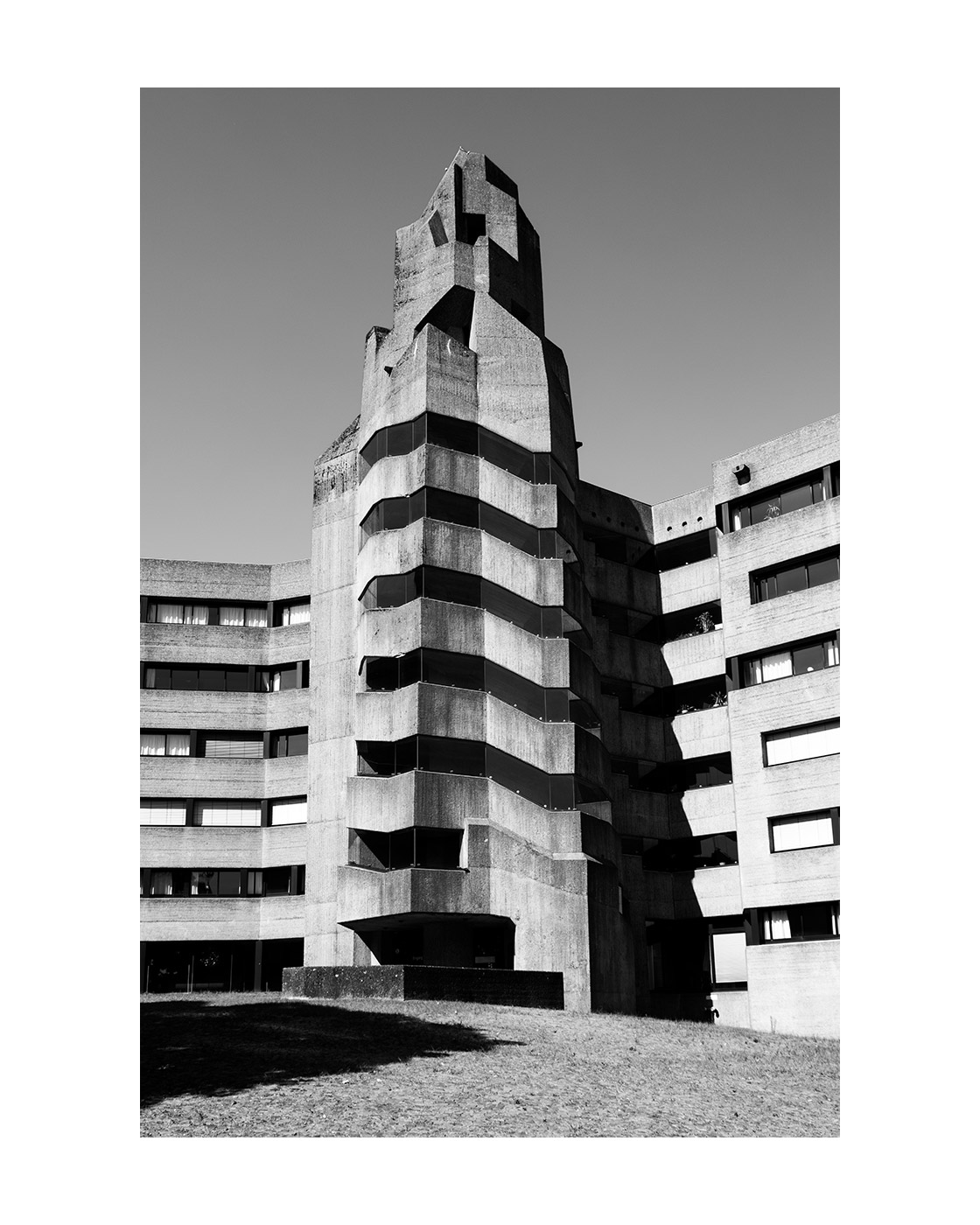 Rathaus Bensberg — Gottfried Böhm, 1962–1971.
Shot on a Sunday when the building was closed — exterior only: the tower, its staggered balconies, and the point where new concrete meets old stone.
#brutalism #gottfriedboehm #rathausbensberg #betonbrut #concretearchitecture #brutalistarchitecture #bensberg #bergischgladbach #architecturephotography #blackandwhitephotography #kersavond #urbanpresents