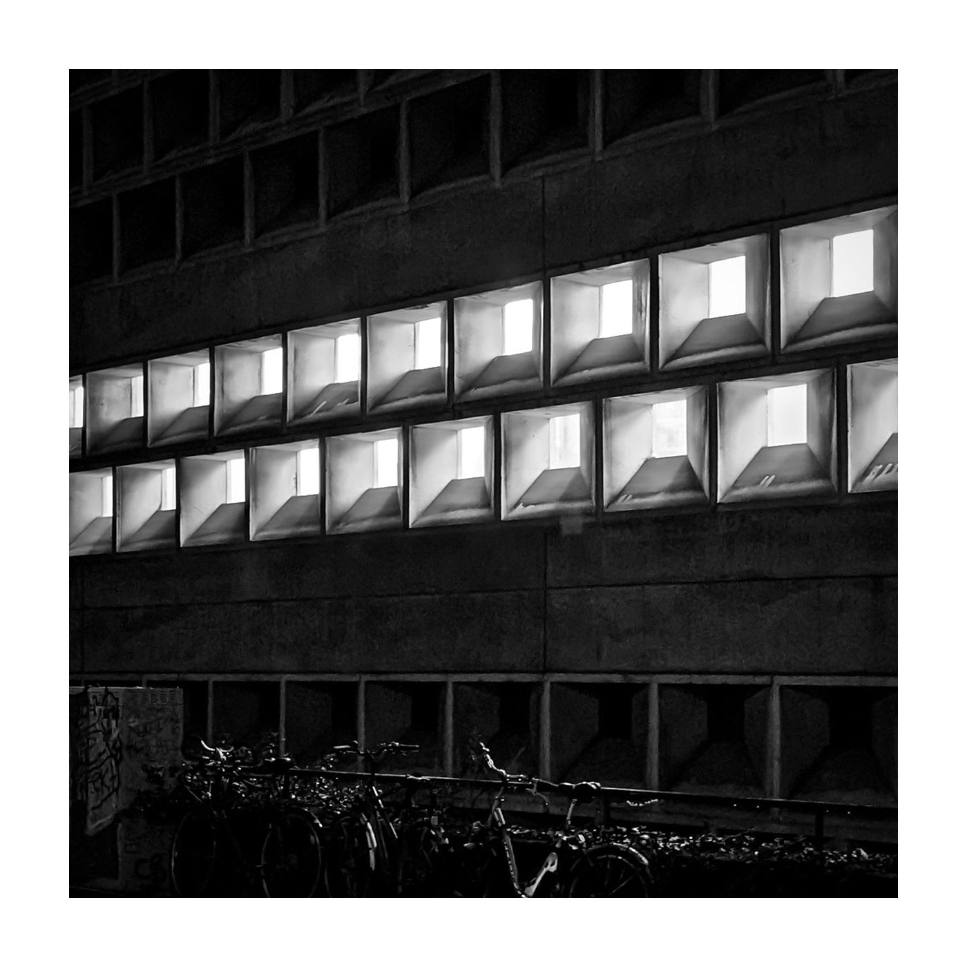 "Fortress of Knowledge"
Universitäts- und Stadtbibliothek Köln, 2024

#blackandwhite #architecture #brutbuilds  #brutalist #concrete #architecturephotography #minimal #archdaily #cologne #bibliothek #kersavond #urbanpresent