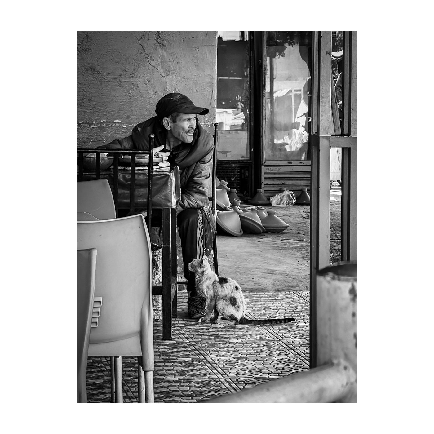 "Lunchtime Loyal Friend"
Marrakech, Apr 2024

#photography #marrakech #morroco #blackandwhite  #kersavond #urbanpresents #streetphotography #catchthemoment #pixel8pro #pixelphotography